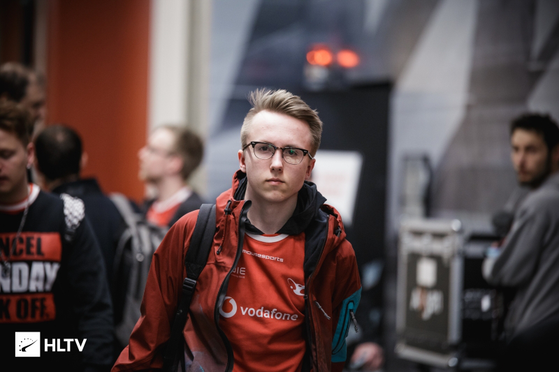 Doinb：陪练团加强了，微博的人也过去了