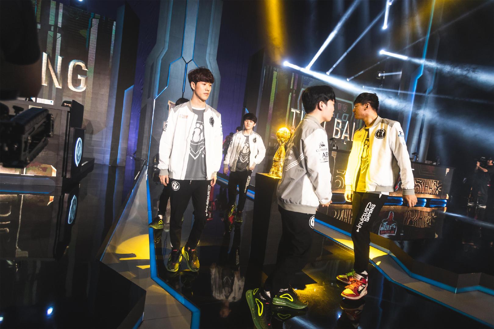 太血腥了！ Rest 向 TheShy 祈祷；但被 Zeus 的Rambo融化， Hanwha Life Esports 领先